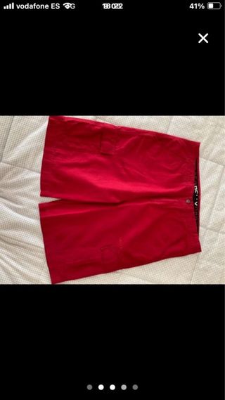 Bermudas Helly Hansen rojas