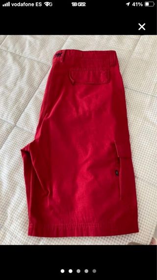 Bermudas Helly Hansen rojas