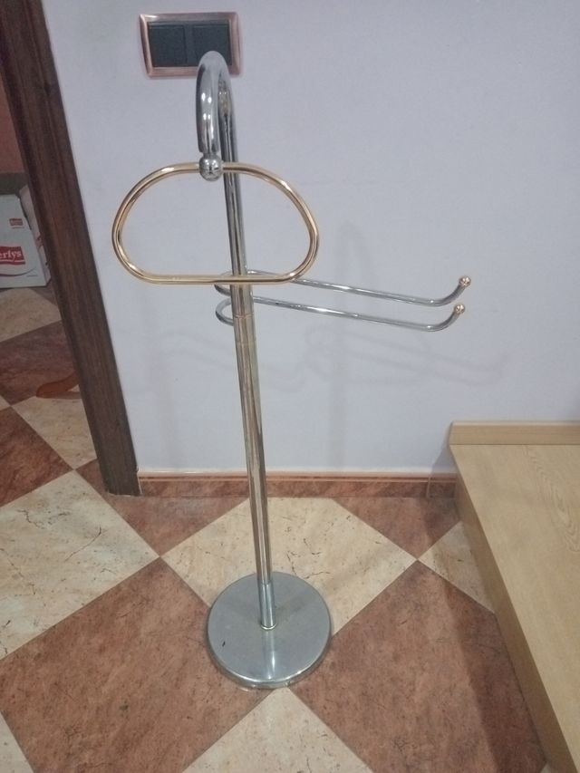 Perchero pie metal dorado plata