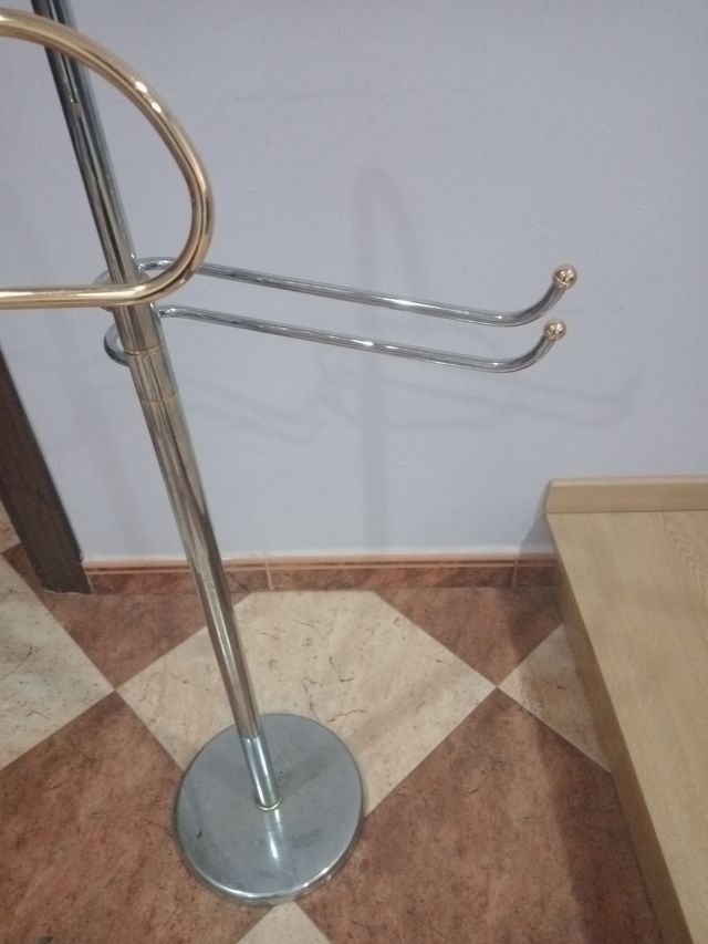 Perchero pie metal dorado plata