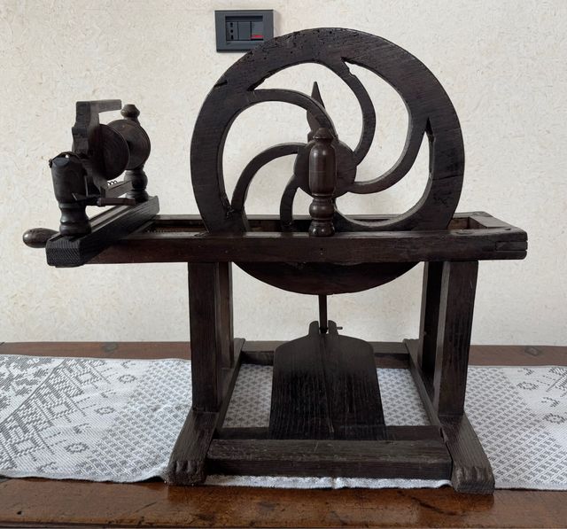 Arcolaio antico in legno