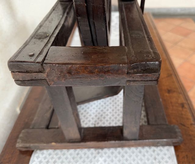 Arcolaio antico in legno