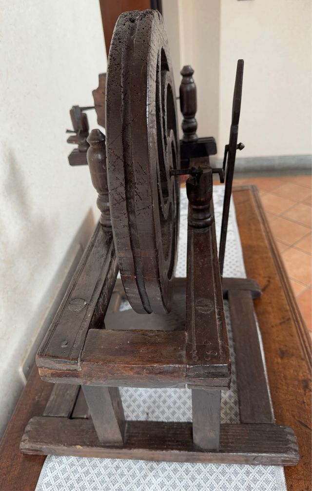 Arcolaio antico in legno