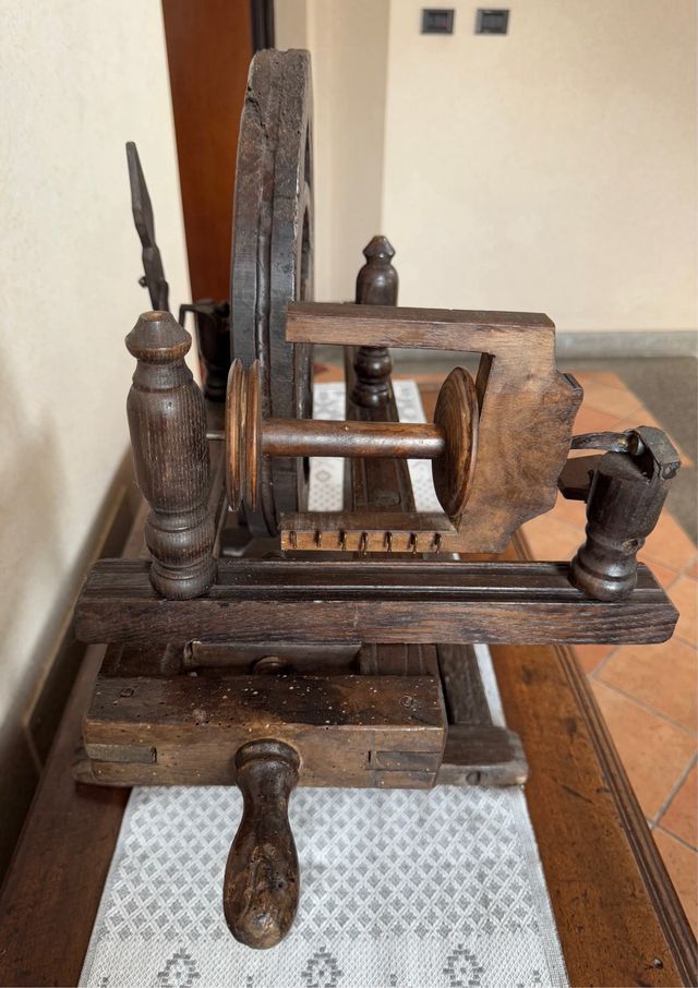 Arcolaio antico in legno