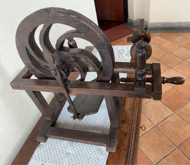 Arcolaio antico in legno