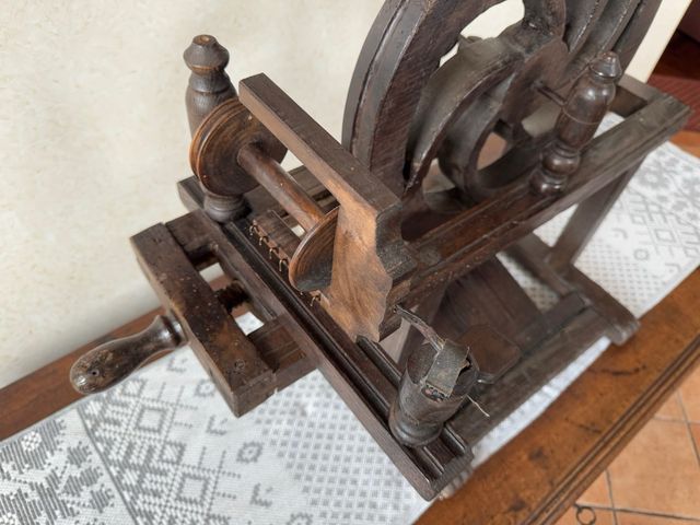 Arcolaio antico in legno