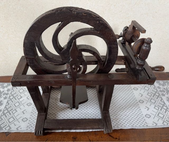 Arcolaio antico in legno