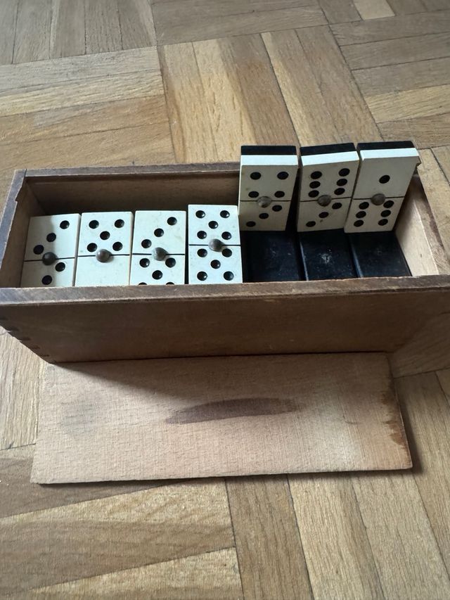 Juego de dominó antiguo