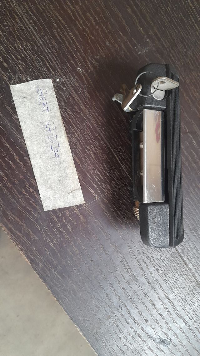 Manetas SEAT 127: puerta delantera izquierda