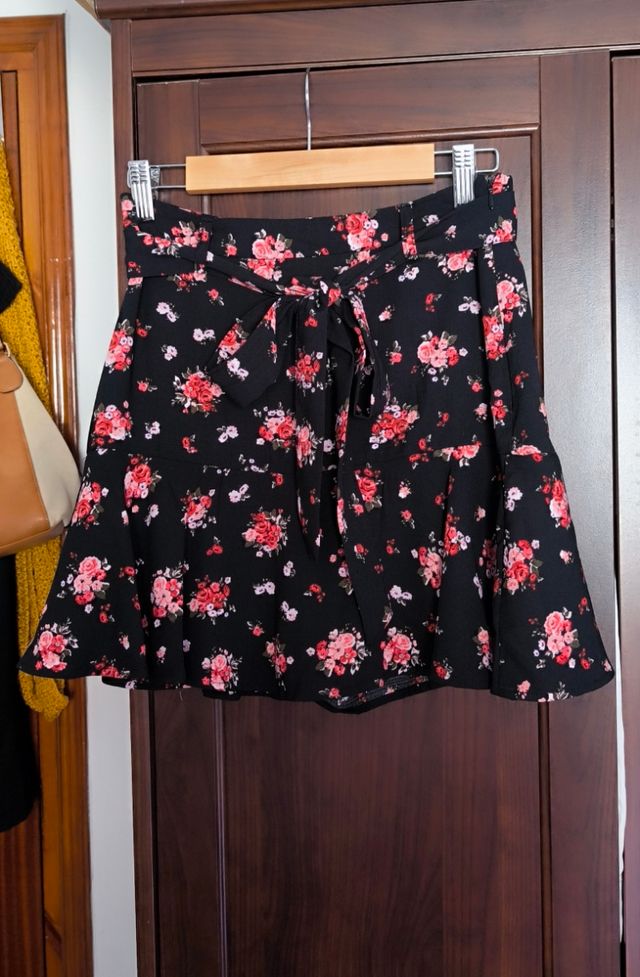 Falda pantalón Stradivarius negra con flores