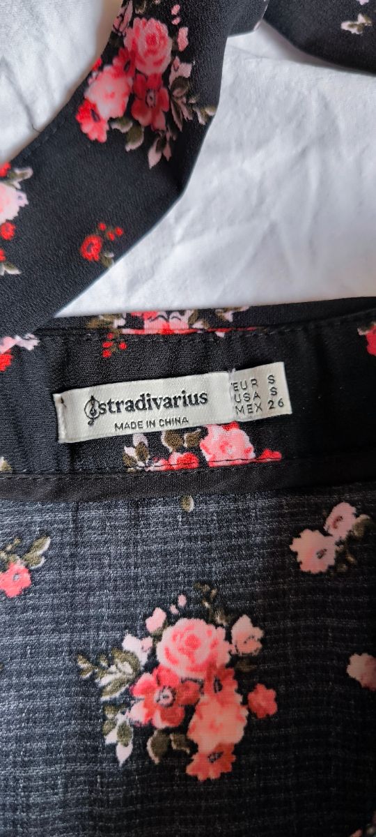 Falda pantalón Stradivarius negra con flores