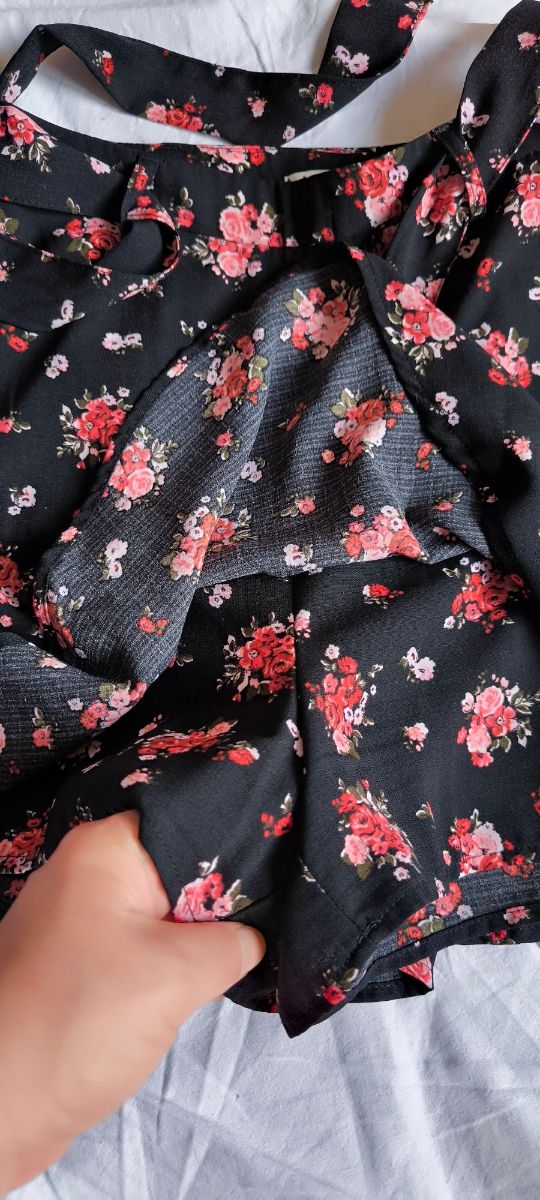 Falda pantalón Stradivarius negra con flores