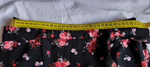 Falda pantalón Stradivarius negra con flores