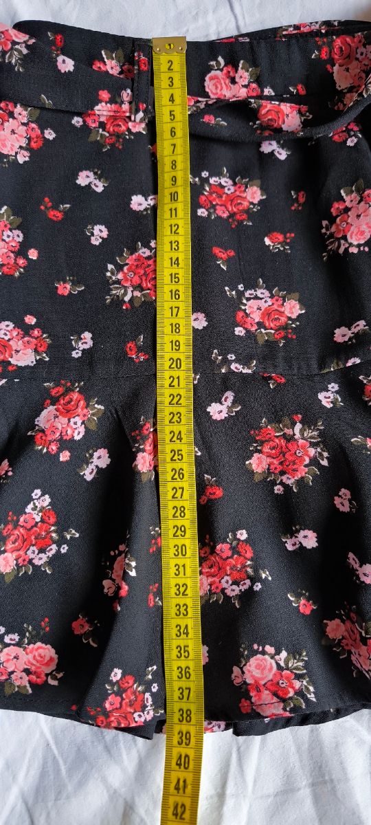 Falda pantalón Stradivarius negra con flores