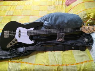 Bajo eléctrico negro - con funda