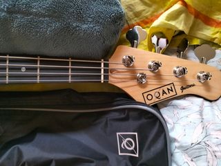 Bajo eléctrico negro - con funda