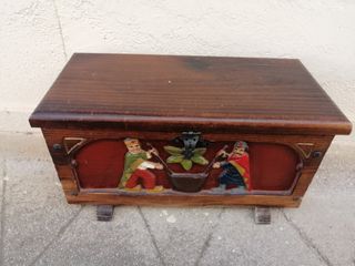 Baúl antiguo de madera tallada