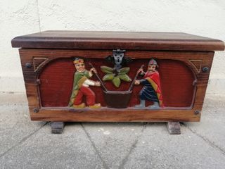 Baúl antiguo de madera tallada