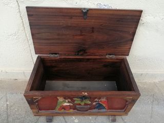 Baúl antiguo de madera tallada