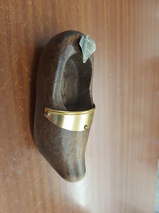 Cenicero zapatilla madera