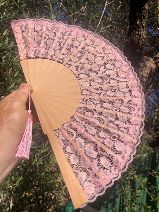 Abanico palilleros madera natural con encaje rosa