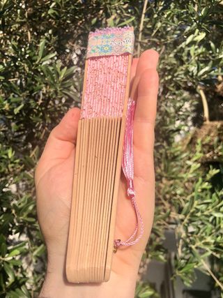 Abanico palilleros madera natural con encaje rosa