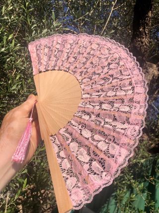Abanico palilleros madera natural con encaje rosa