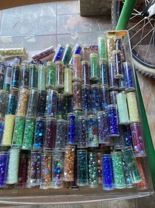 Abalorios de Colores Surtidos 5 botes por 15€