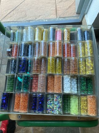 Abalorios de Colores Surtidos 5 botes por 15€