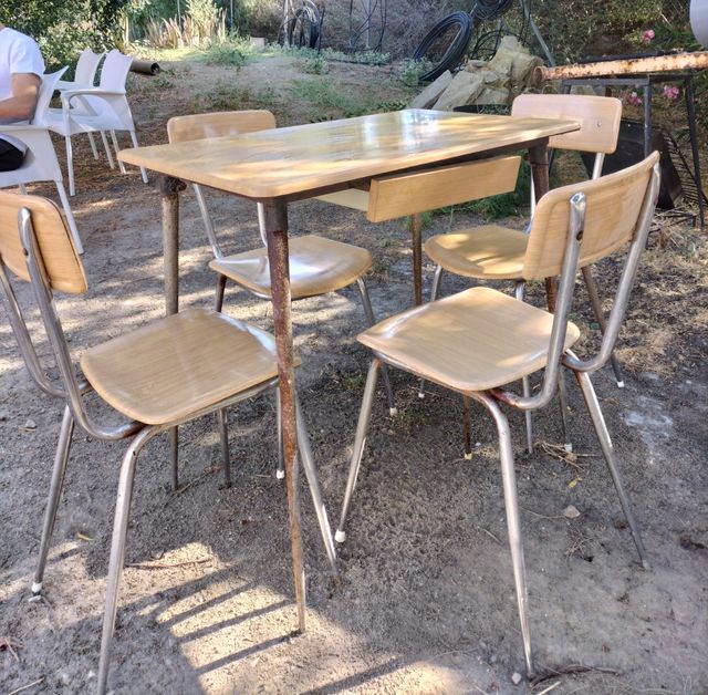 Mesita y sillas de cocina antiguas para restaurar