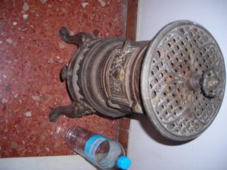 Estufa pequeña hierro fundido antigua.