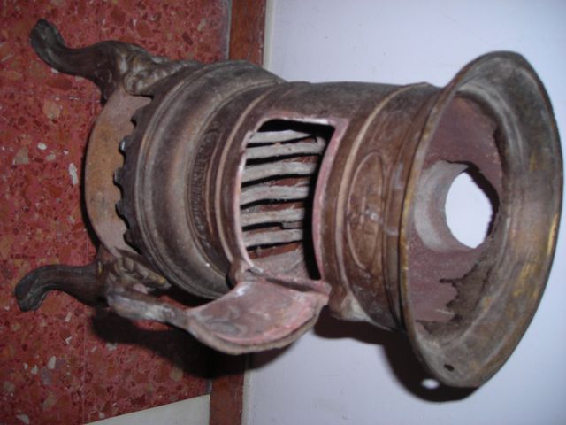 Estufa pequeña hierro fundido antigua.