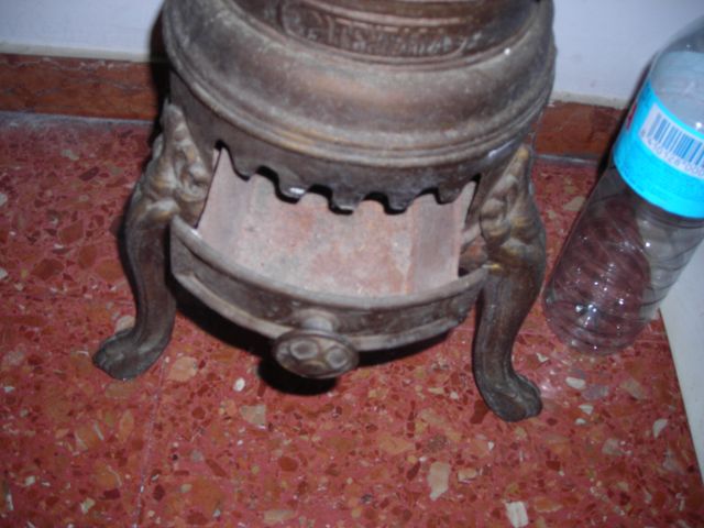 Estufa pequeña hierro fundido antigua.