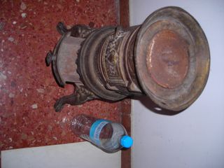 Estufa pequeña hierro fundido antigua.