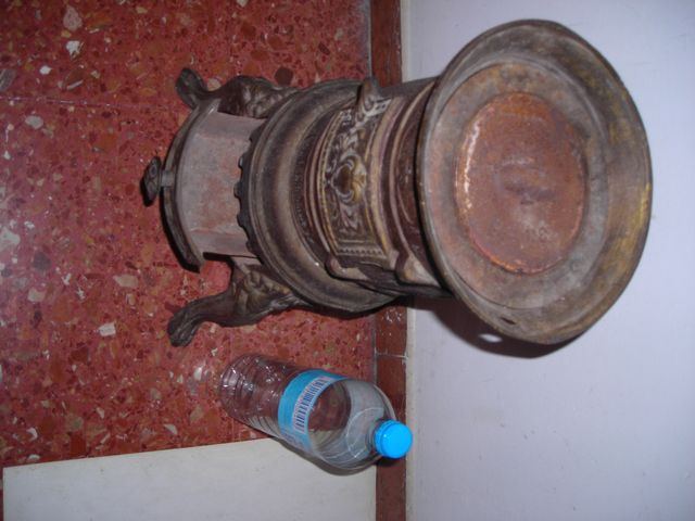 Estufa pequeña hierro fundido antigua.