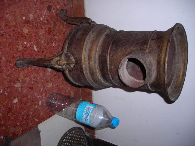 Estufa pequeña hierro fundido antigua.