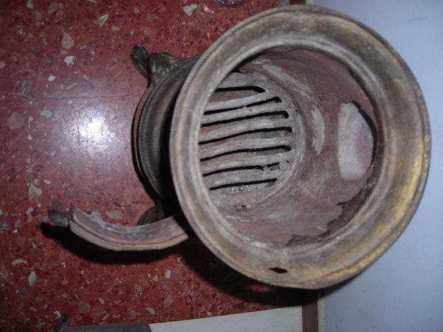 Estufa pequeña hierro fundido antigua.