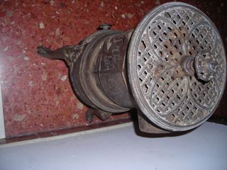 Estufa pequeña hierro fundido antigua.