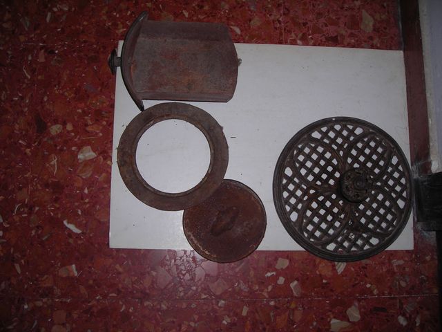 Estufa pequeña hierro fundido antigua.