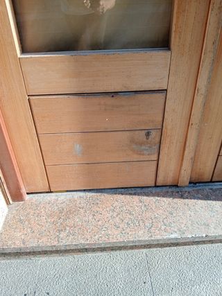 Puerta madera maciza. Hecha por carpintero .