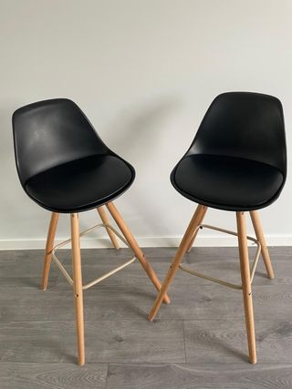 Juego de 2 sillas altas nórdicas - negras. 