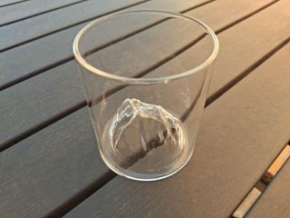 Vaso de cristal con montañas