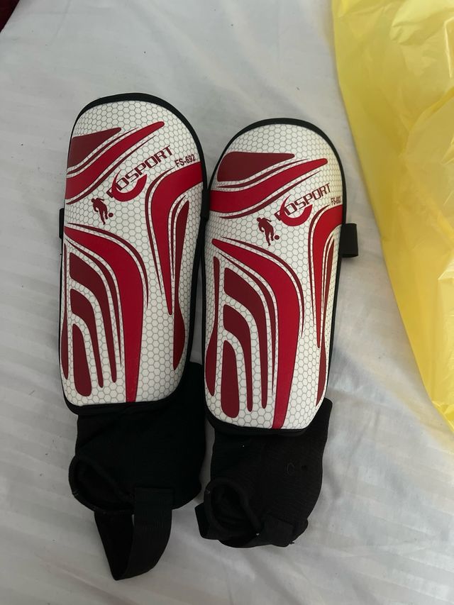 botas de fútbol y espinilleras