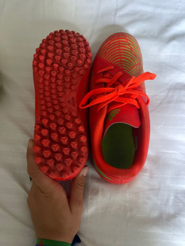 botas de fútbol y espinilleras