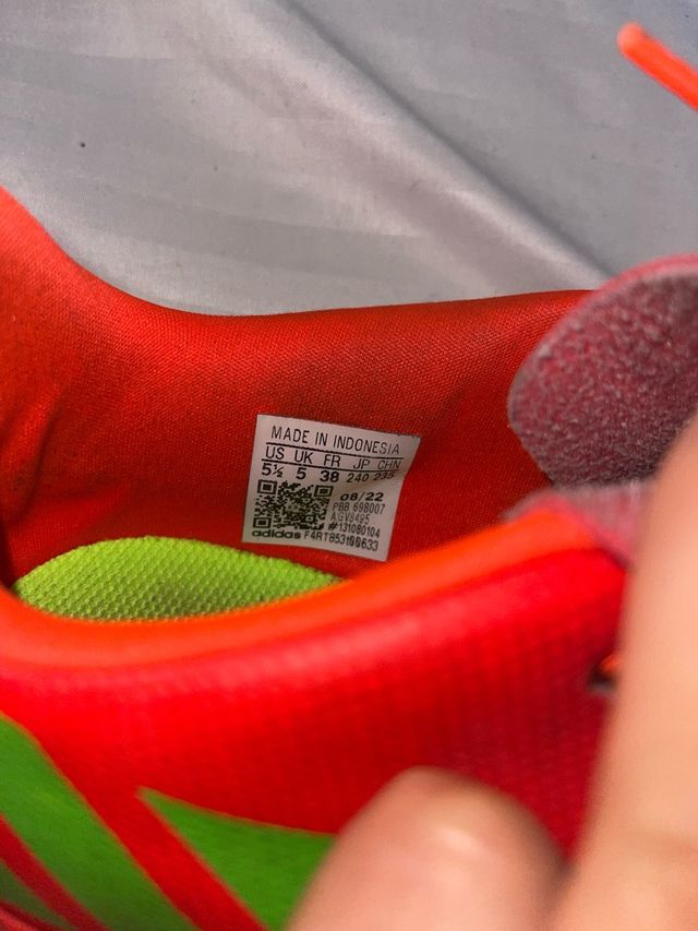 botas de fútbol y espinilleras