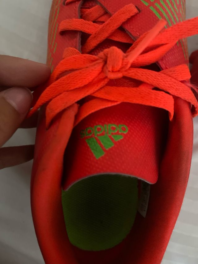 botas de fútbol y espinilleras