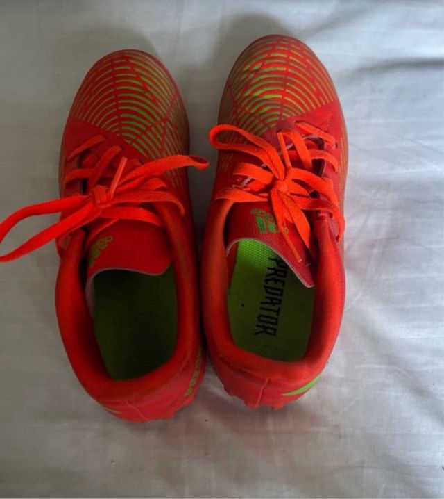 botas de fútbol y espinilleras