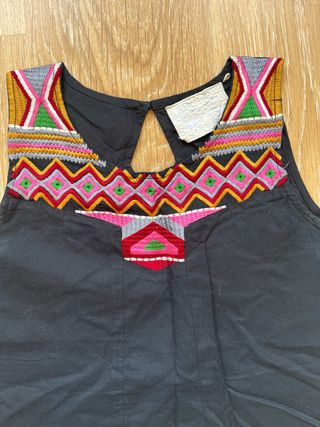 Blusa negra bordada multicolor
