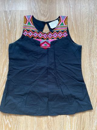 Blusa negra bordada multicolor
