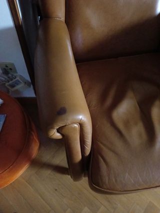 Sillón orejero marrón piel